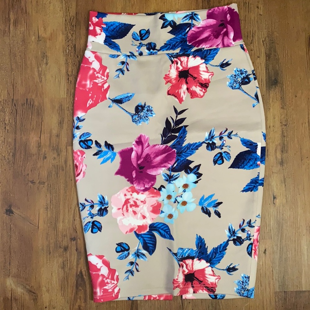 ✨Formal fitting pencil skirt w/ stretchy material